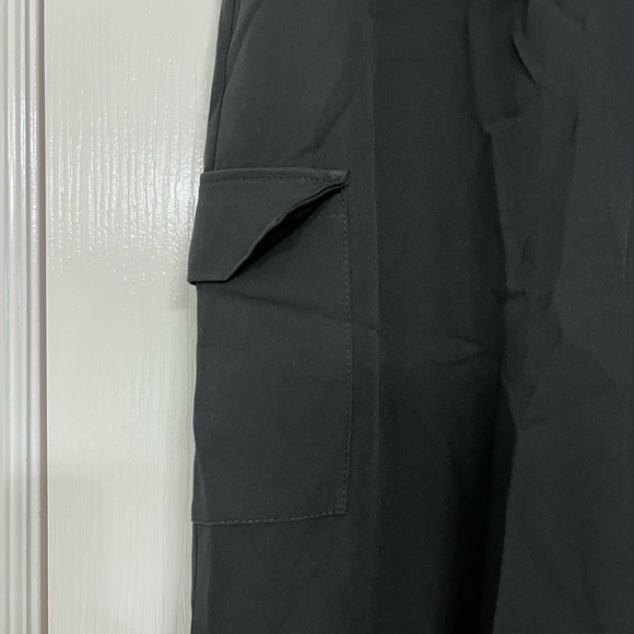 NWT- Boohoo Cargo Pants - Picture 2 of 4